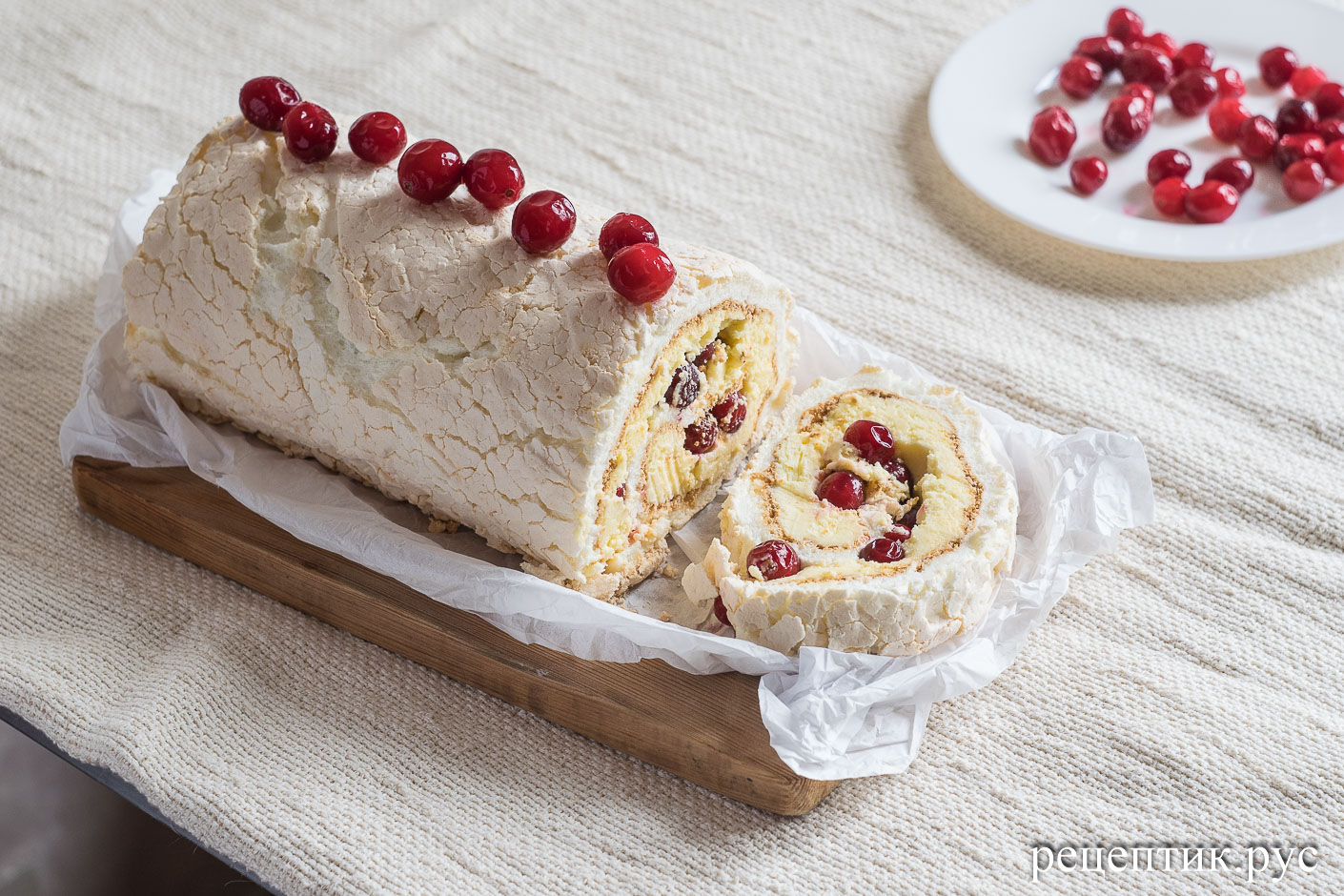 Домашний меренговый рулет с масляным кремом на желтках - рецепт с фото  пошагово / Рецептик.рус